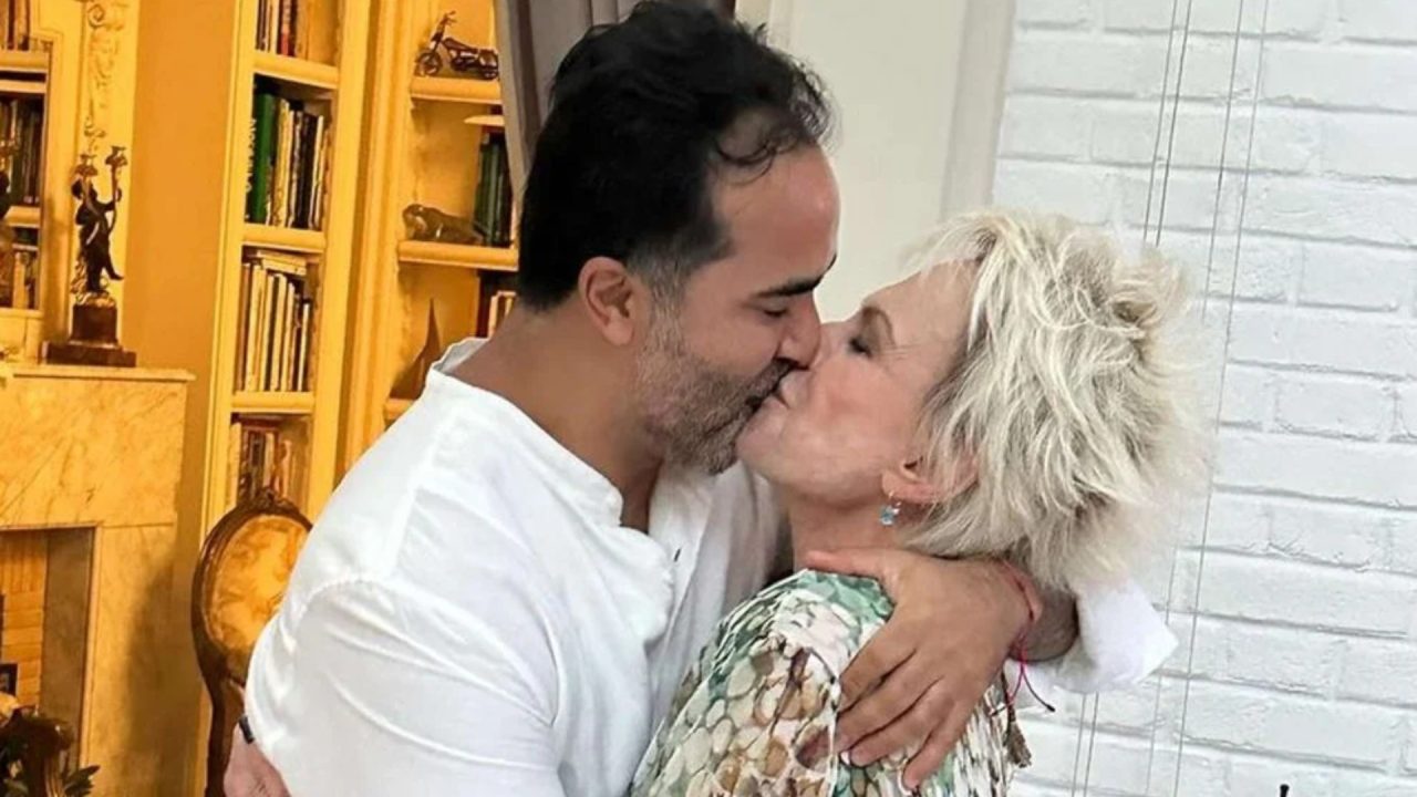 Foto de Fábio Arruda beijando Ana Maria Braga