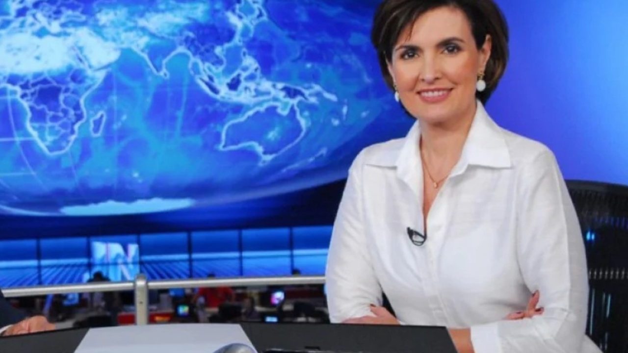 Foto de Fátima Bernardes na bancada do Jornal Nacional antes de migrar para o entretenimento com o cabelo curto e uma camisa branca