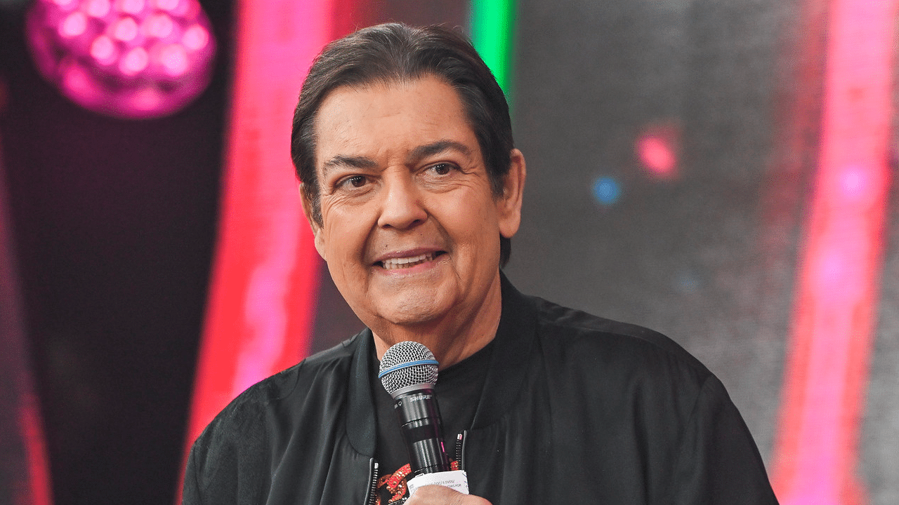 Imagem com foto de Fausto Silva sorridente durante apresentação do Faustão na Band