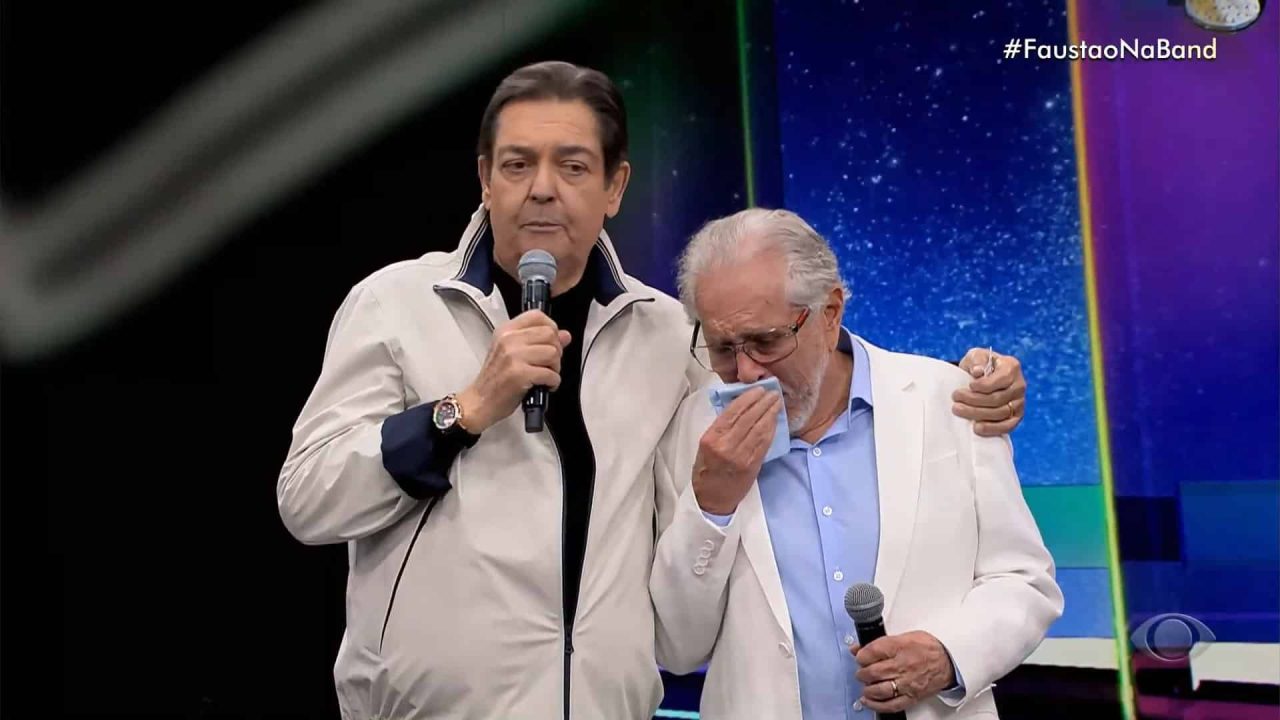 Foto do apresentador Carlos Alberto de Nóbrega chorando no palco do Faustão na Band