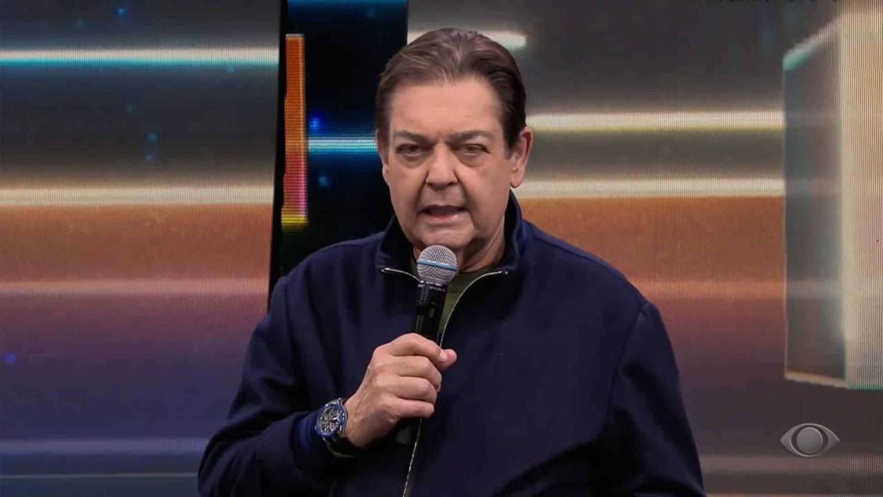 Foto do apresentador Faustão no palco de seu programa na Band