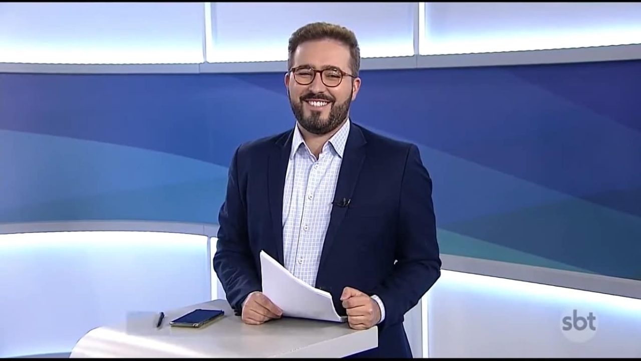 Felipe Malta é o âncora do SBT Brasília 1ª Edição, que completou dois meses no ar (foto: Reprodução/SBT)