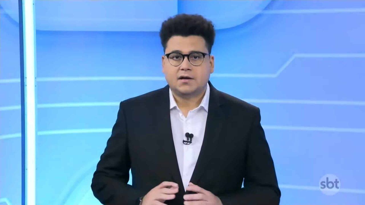 Foto do jornalista Fernando Jordão no estúdio do SBT News na TV