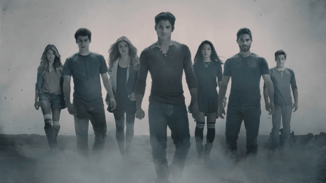 Elenco do longa baseado em Teen Wolf posa para foto de divulgação