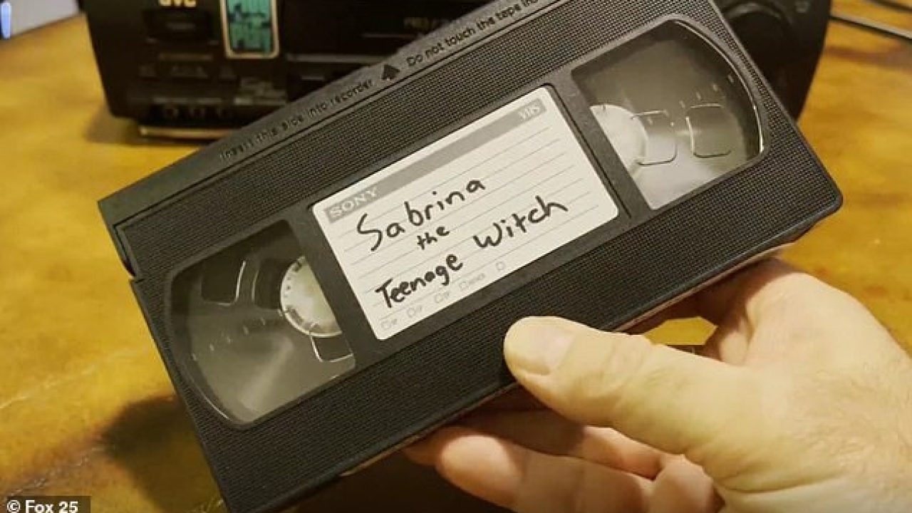 Mulher é processada por não ter devolvido fita VHS da série Sabrina (foto: Reprodução/FOX 25)