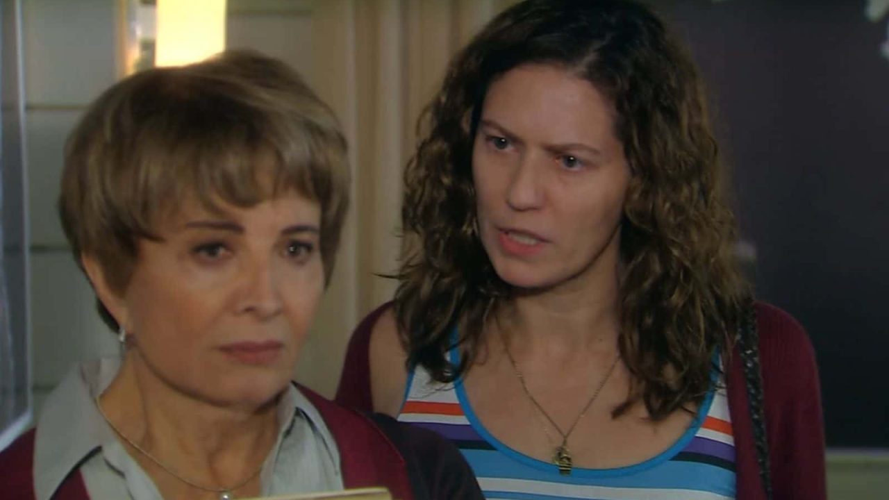 Flora tenta envenenar Irene contra Donatela em A Favorita