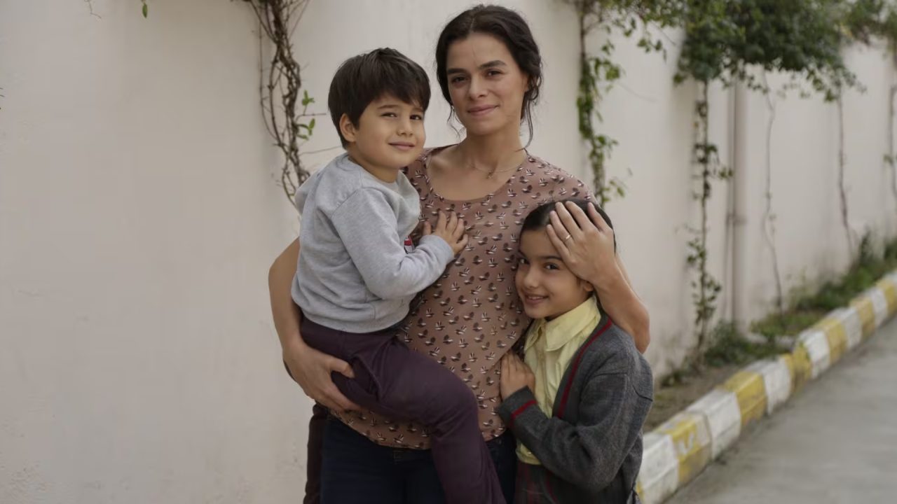 Foto de mãe e filhos da novela Força de Mulher