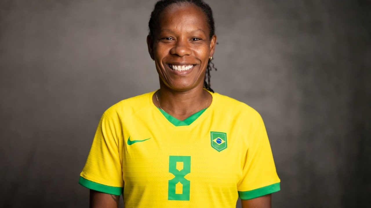 Foto da jogadora Formiga com a camisa da Seleção Brasileira