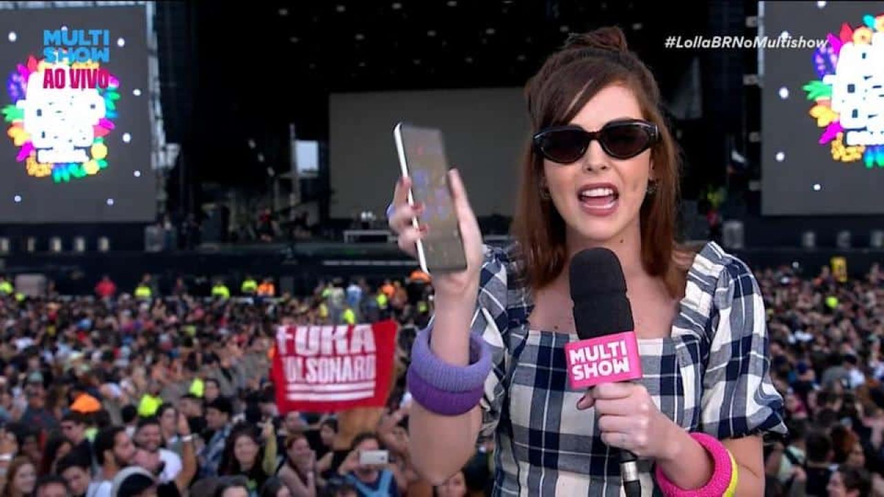 Foto de um cartaz contra o presidente Jair Bolsonaro no festival Lollapalooza