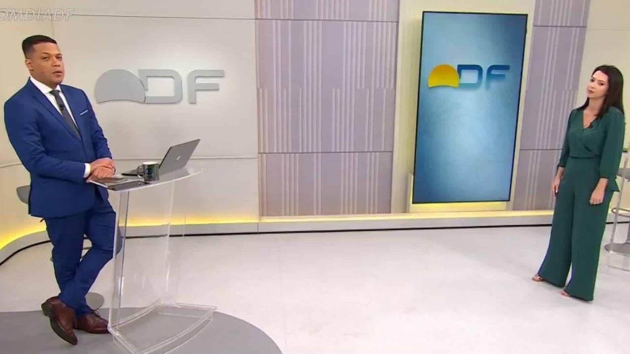 Foto de Fred Ferreira e Natália Godoy em estúdio do Bom Dia DF na Globo