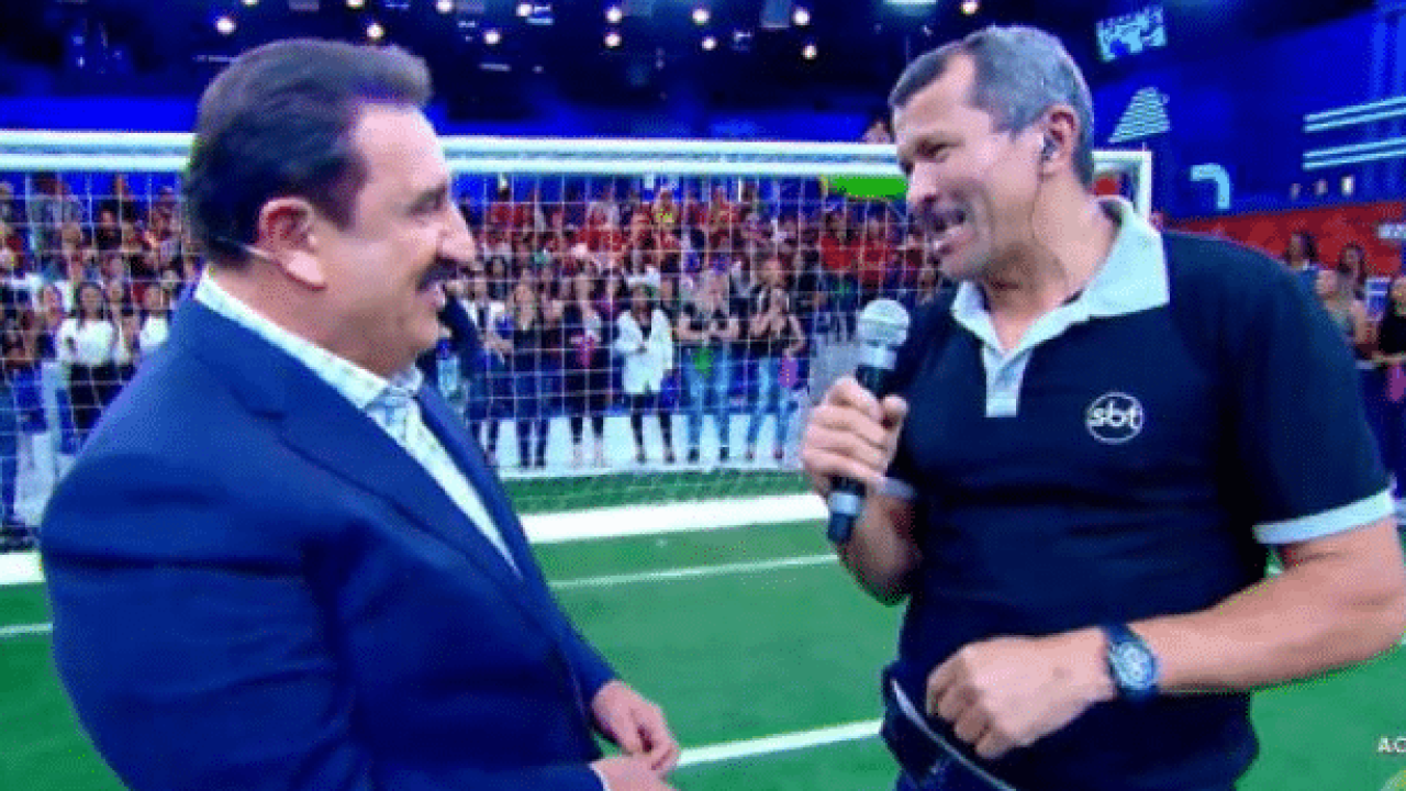 Foto do apresentador Ratinho ao lado de um funcionário do SBT