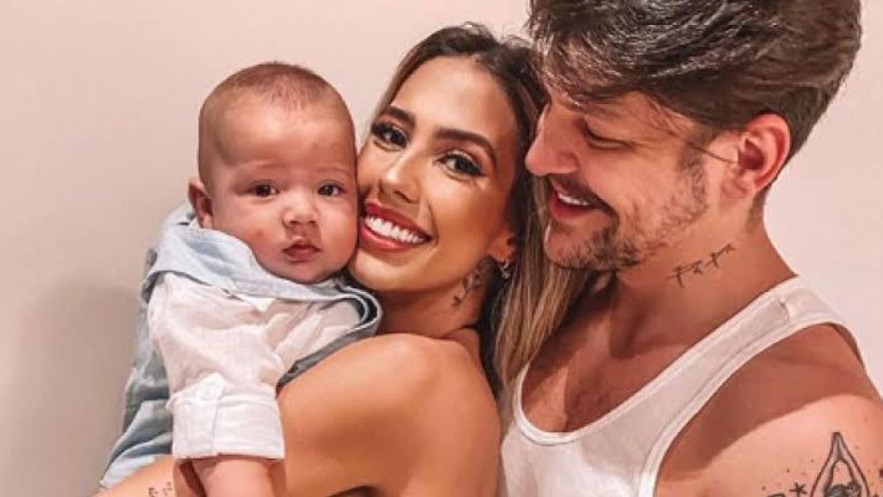 Gabi Brandt e Saulo Poncio posam ao lado de seu primeiro filho (foto: Reprodução/Redes Sociais)