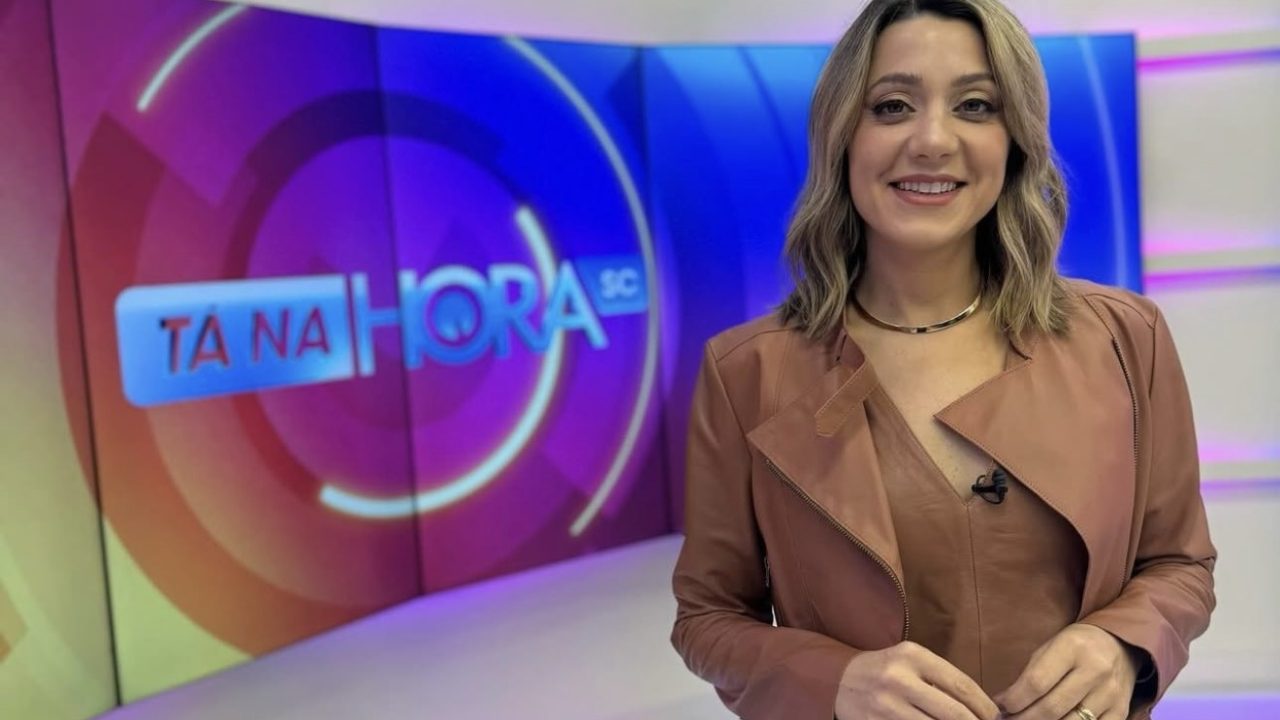 A imagem mostra a jornalista Gabrielle Ravasco no estúdio do programa Tá na Hora SC