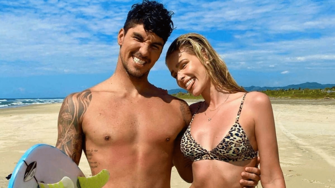 Foto de Gabriel Medina e Yasmin Brunet em uma praia