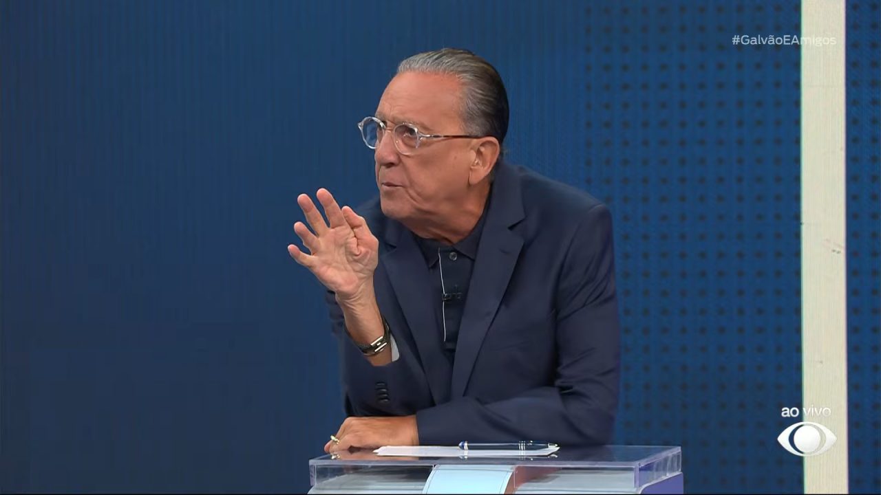 Foto do apresentador Galvão Bueno no estúdio do Galvão e Amigos