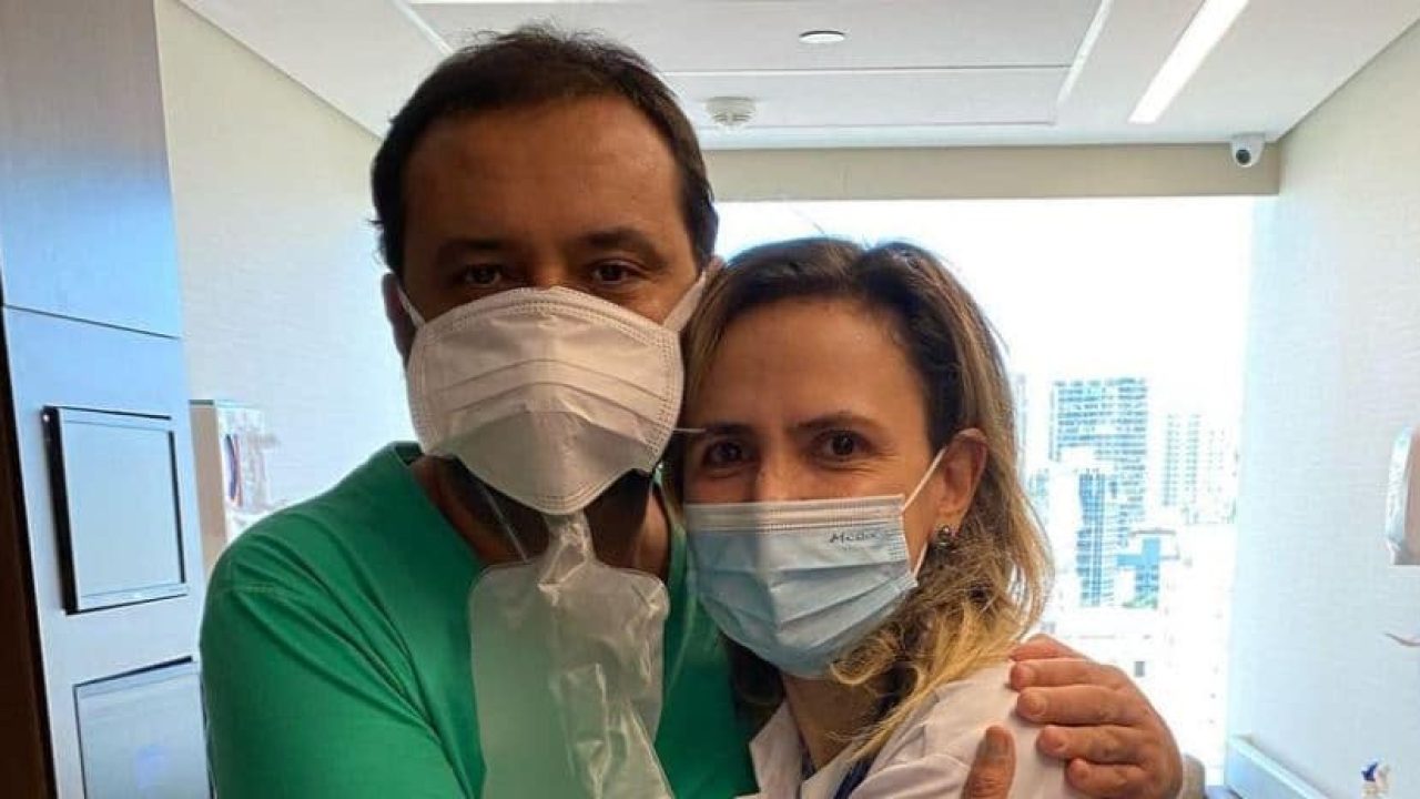 Geraldo Luís posa ao lado da cardiologista Ludhmilla Hajjar (foto: Reprodução/Redes Sociais)