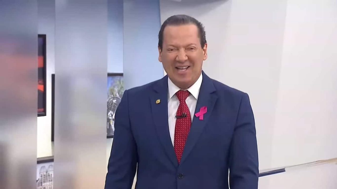 Gilberto Ribeiro no estúdio do programa Tribuna da Massa