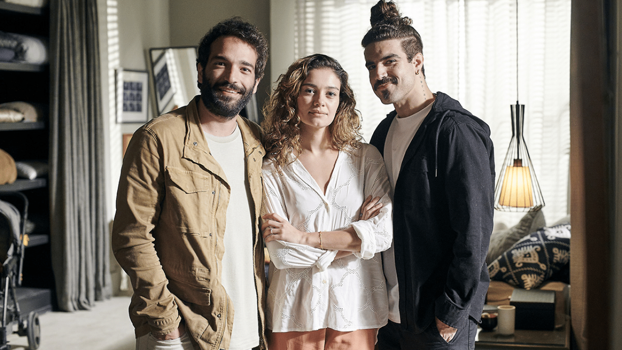 Foto de Humberto Carrão, Sophie Charlotte e Caio Castro em Todas as Flores, novela da Globo