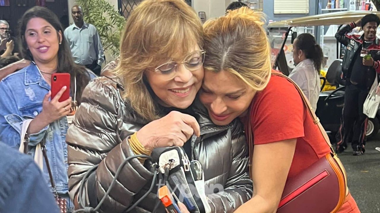 Foto de Gloria Perez e Grazi Massafera em coletiva de Travessia