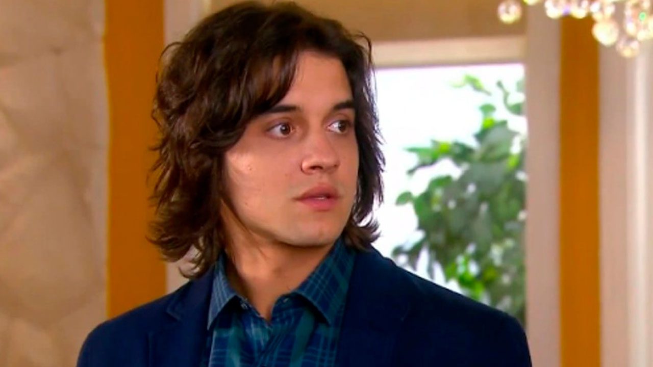Guilherme Boury caracterizado como Júnior em Chiquititas com expressão séria