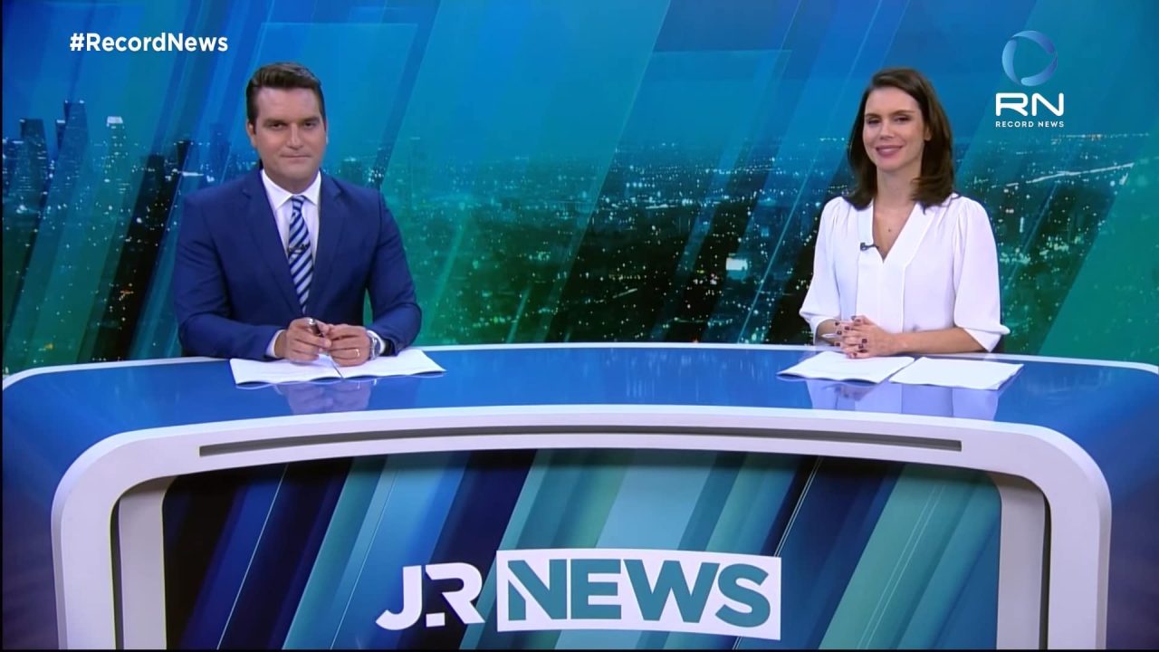 Gustavo Toledo e Camila Busnello no estúdio do Jornal da Record News