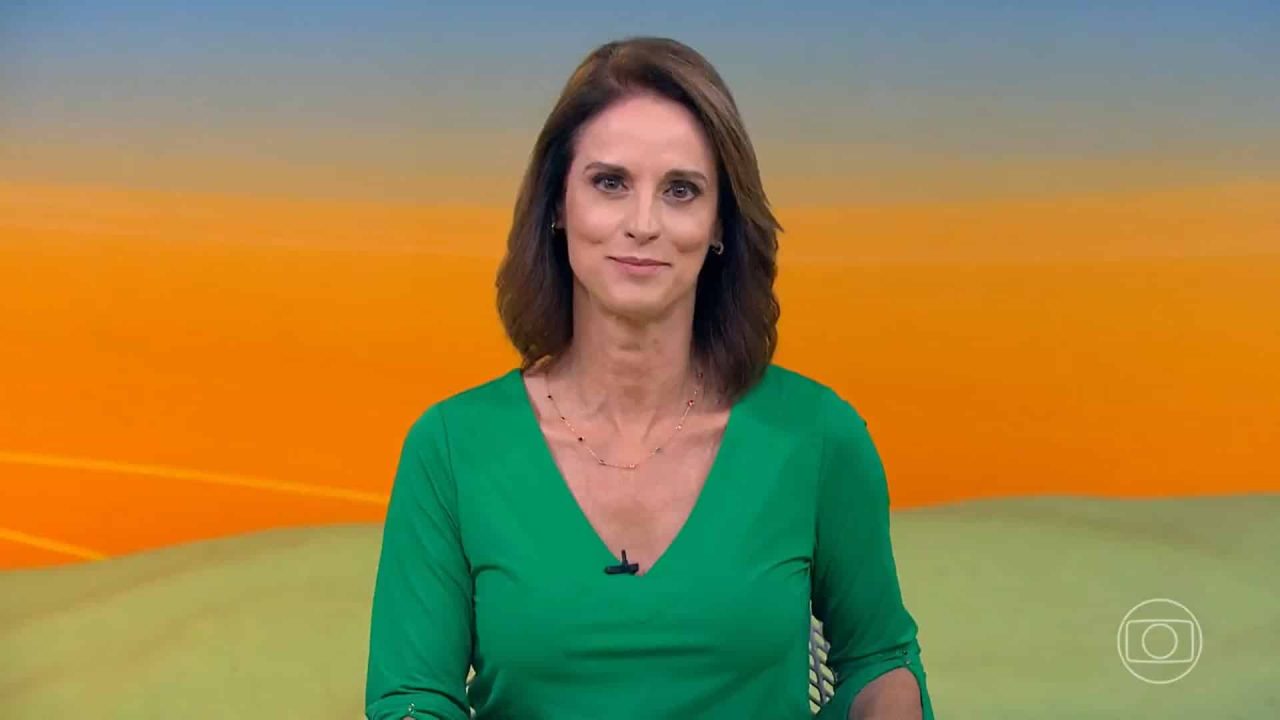 Foto da apresentadora Helen Martins na bancada do programa Globo Rural