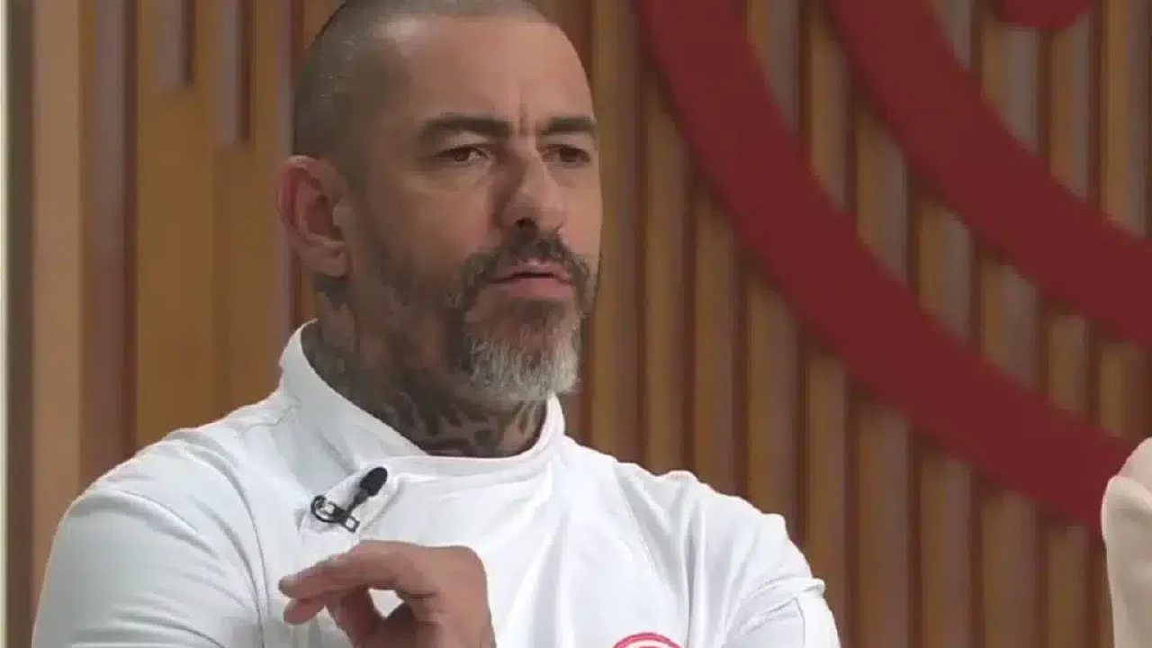 Foto de Henrique Fogaça no programa MasterChef, da Band. Rodrigo Oliveira entrará no lugar