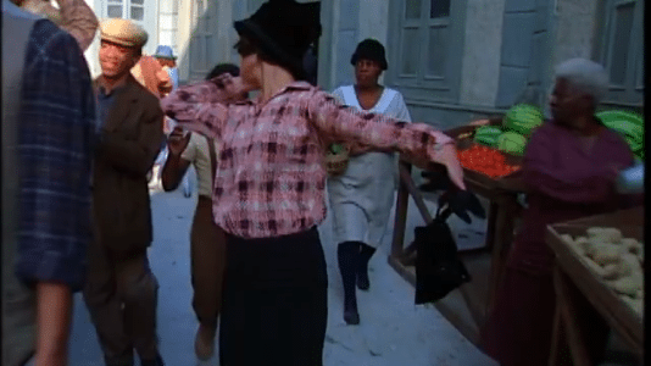 Na foto, Catarina está em um centro tentando fugir de Petruchio em O Cravo e a Rosa