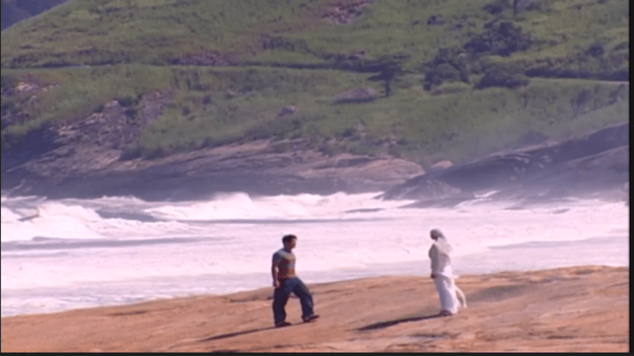 Jade vê Leo na praia e se assusta em O Clone