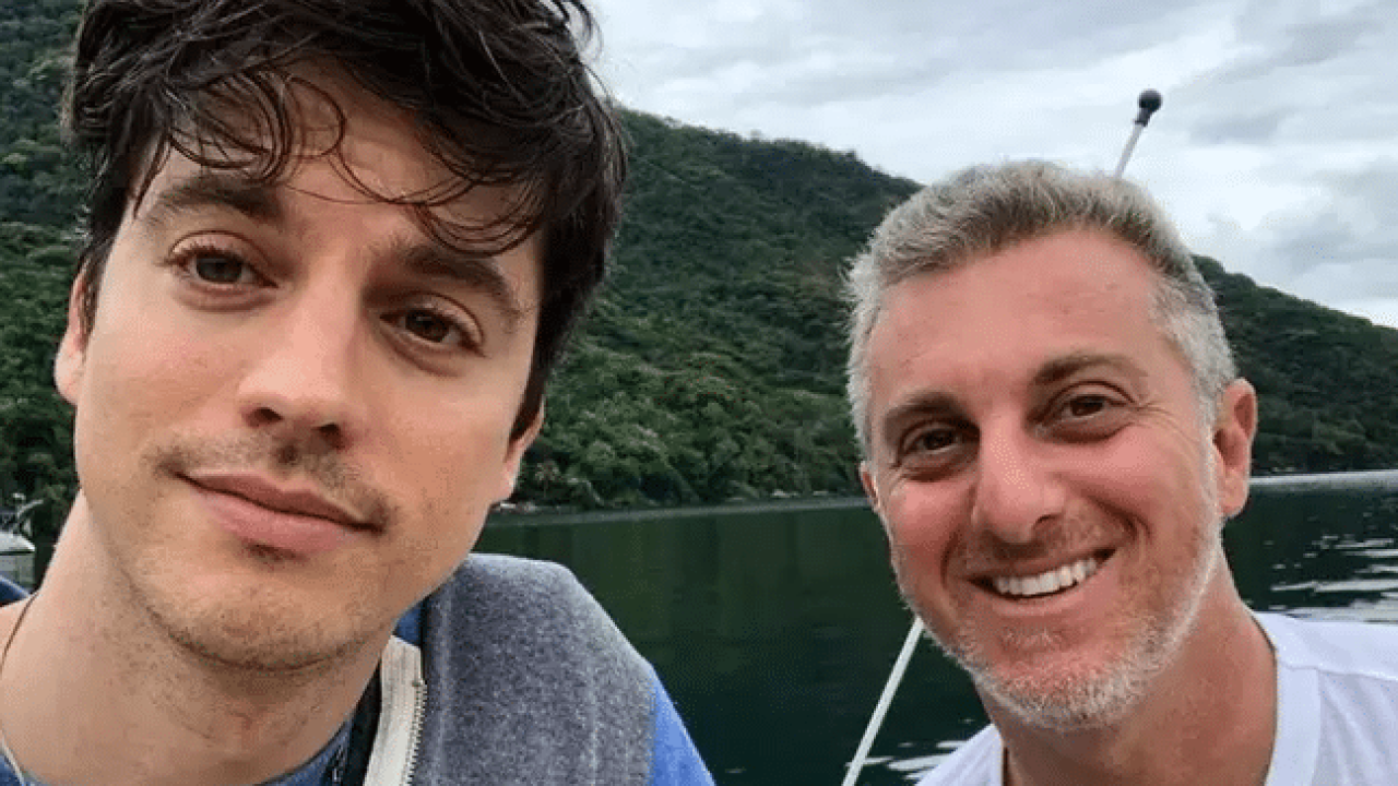 Foto de Fernando Grostein ao lado de Luciano Huck