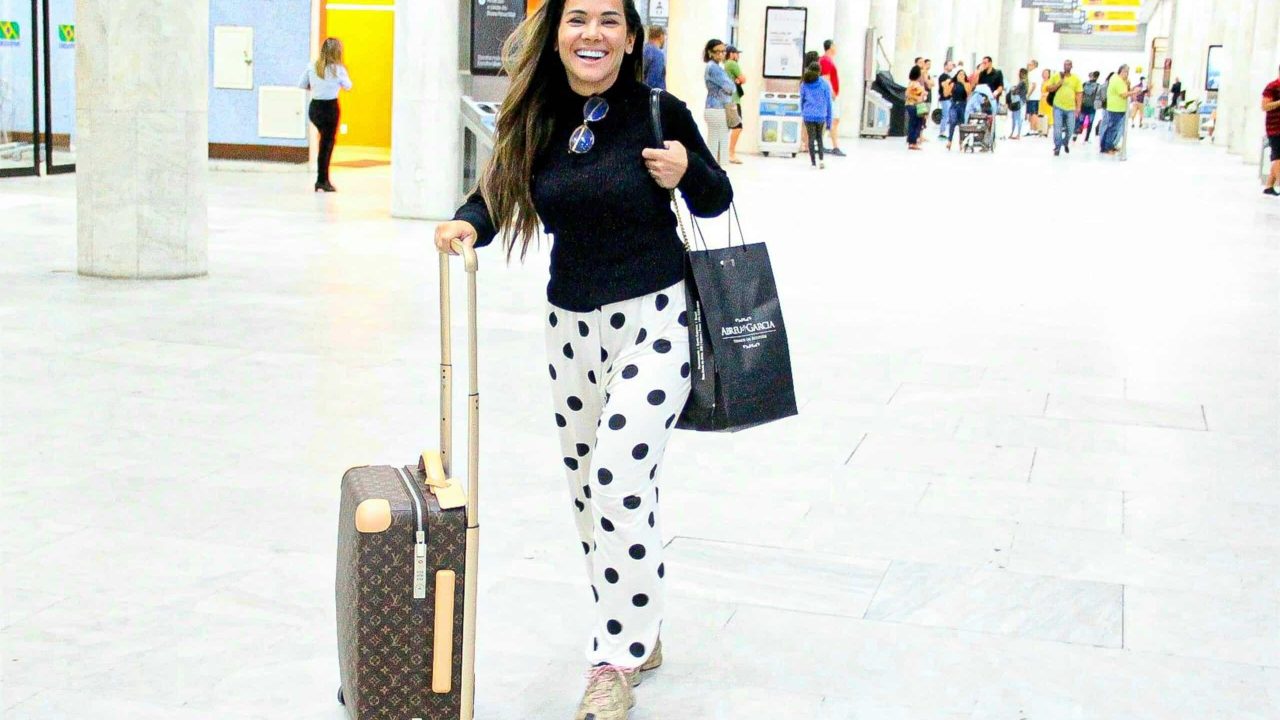 Foto da jornalista do SBT, Isabele Benito no aeroporto do Rio de Janeiro