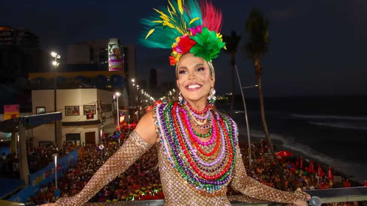 Foto de Ivete Sangalo no bloco Coruja em 2024