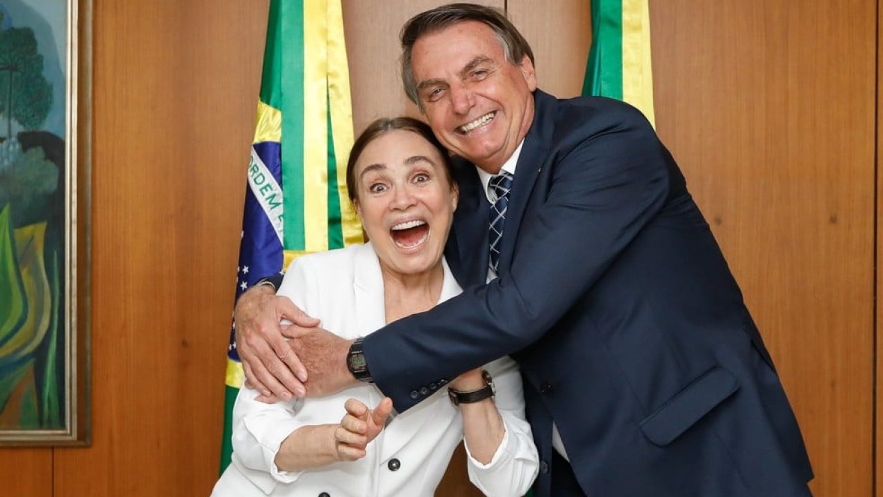 Regina Duarte posa ao lado de Jair Bolsonaro (foto: Carolina Antunes/Presidência)