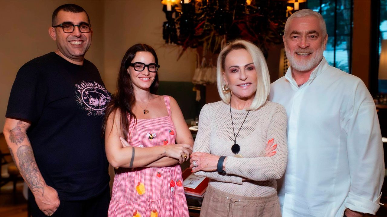 Jefferson Rueda, Renata Vanzetto, Ana Maria Braga e Alex Atala posam juntos em restaurante durante encontro do reality Chef de Alto Nível
