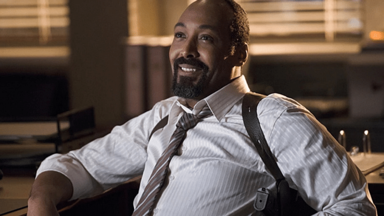 Jesse L. Martin deixou o elenco principal de The Flash (foto: Reprodução/Warner)