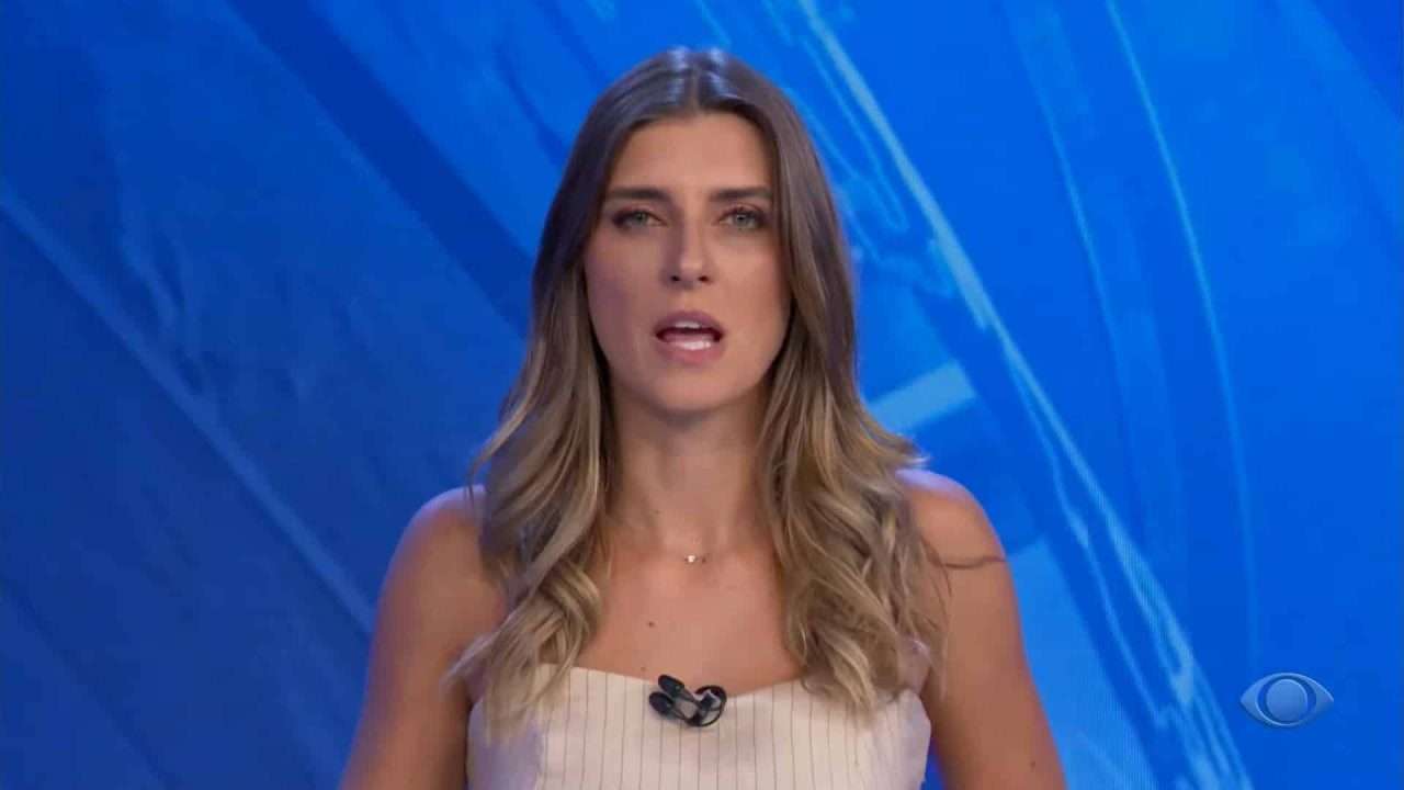 Foto de Joana Treptow na bancada do Jornal da Band