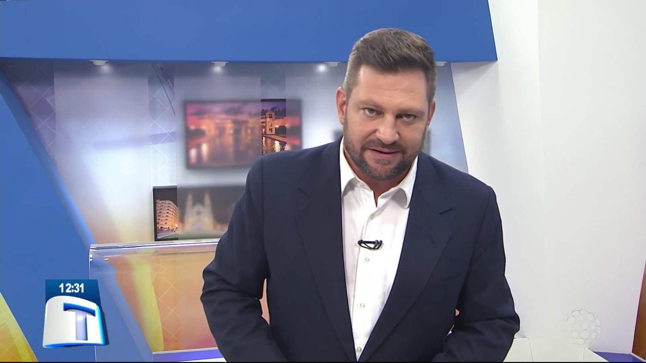 João Gimenes nos estúdios do Tribuna da Massa, da TV de Ratinho