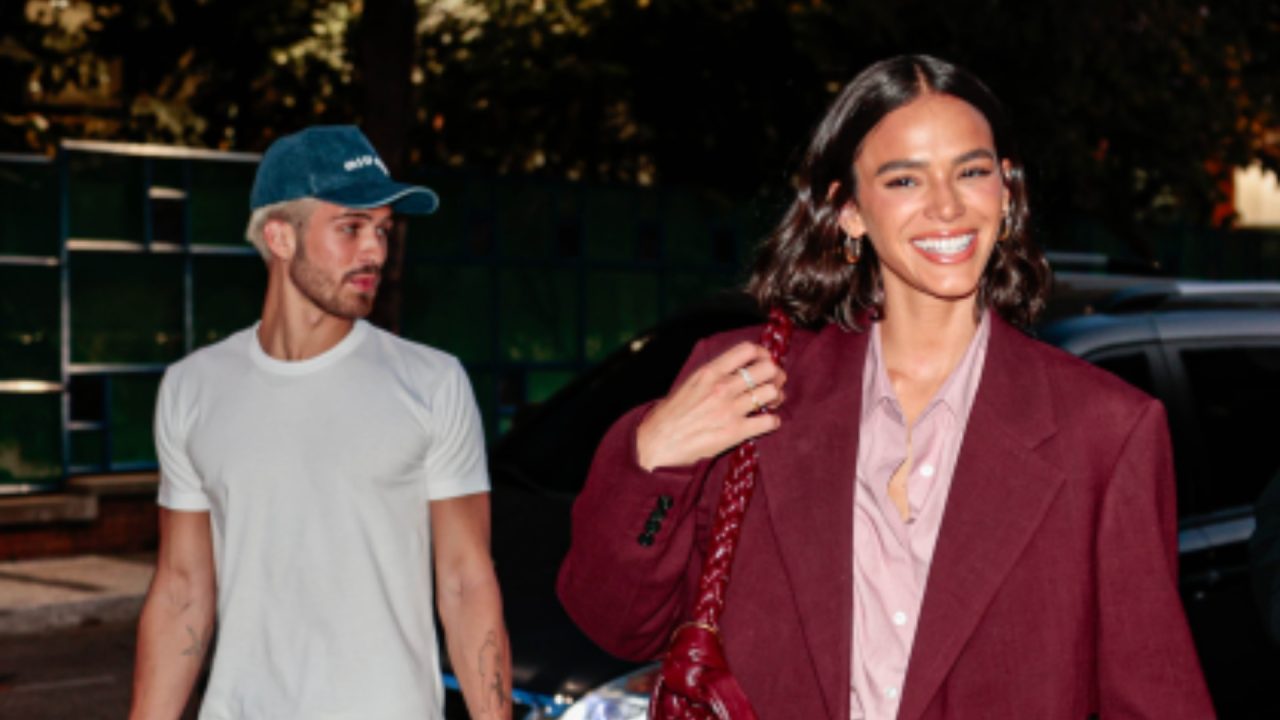 Foto de Bruna Marquezine na frente e João Guilherme atrás