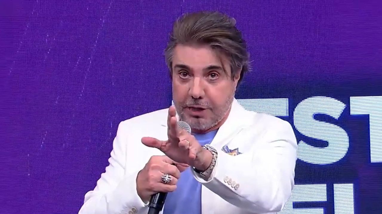 Foto do apresentador João Kleber no programa Teste de Fidelidade