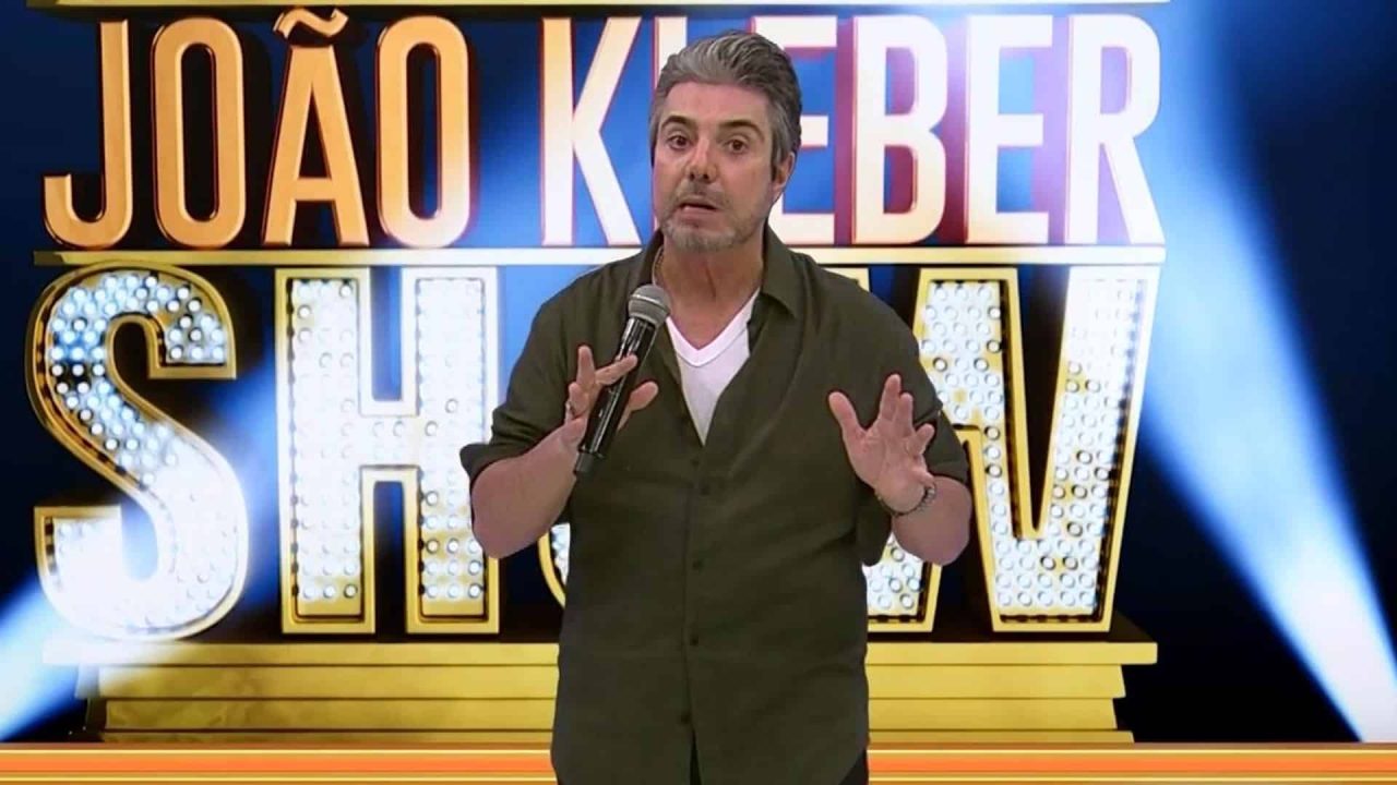 Foto do apresentador João Kleber no estúdio do programa João Kleber Show