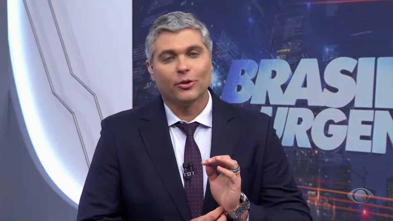 Foto do apresentador Joel Datena no estúdio do Brasil Urgente