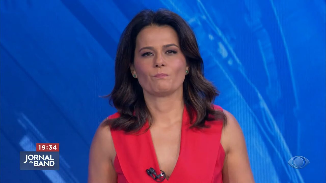 Foto de Adriana Araújo na bancada do Jornal da Band