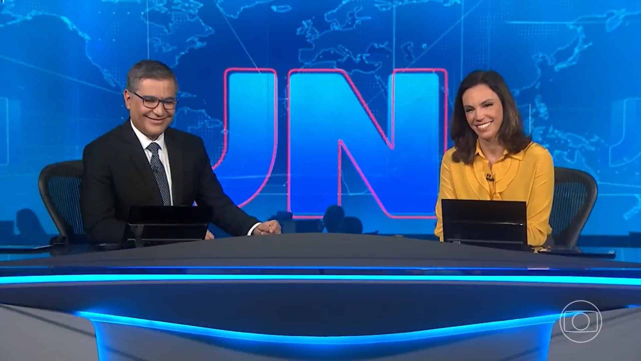 Foto de Hélter Duarte e Ana Paula Araújo na bancada do Jornal Nacional