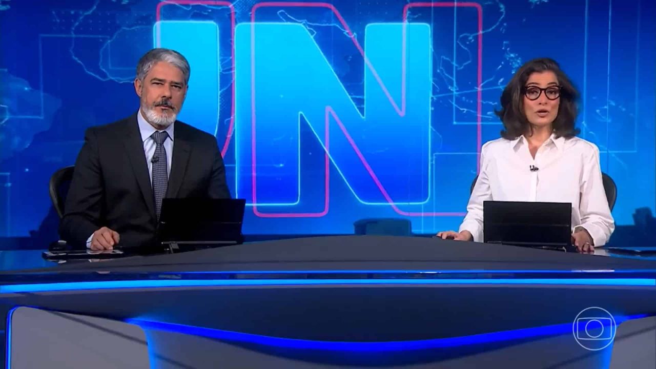 Foto de William Bonner e Renata Vasconcellos na bancada do Jornal Nacional