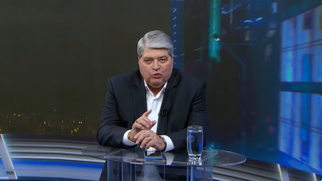 Foto de José Luiz Datena apresentando o programa Tá na Hora