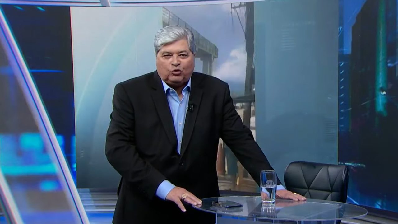 Foto do apresentador José Luiz Datena no estúdio do programa Tá na Hora