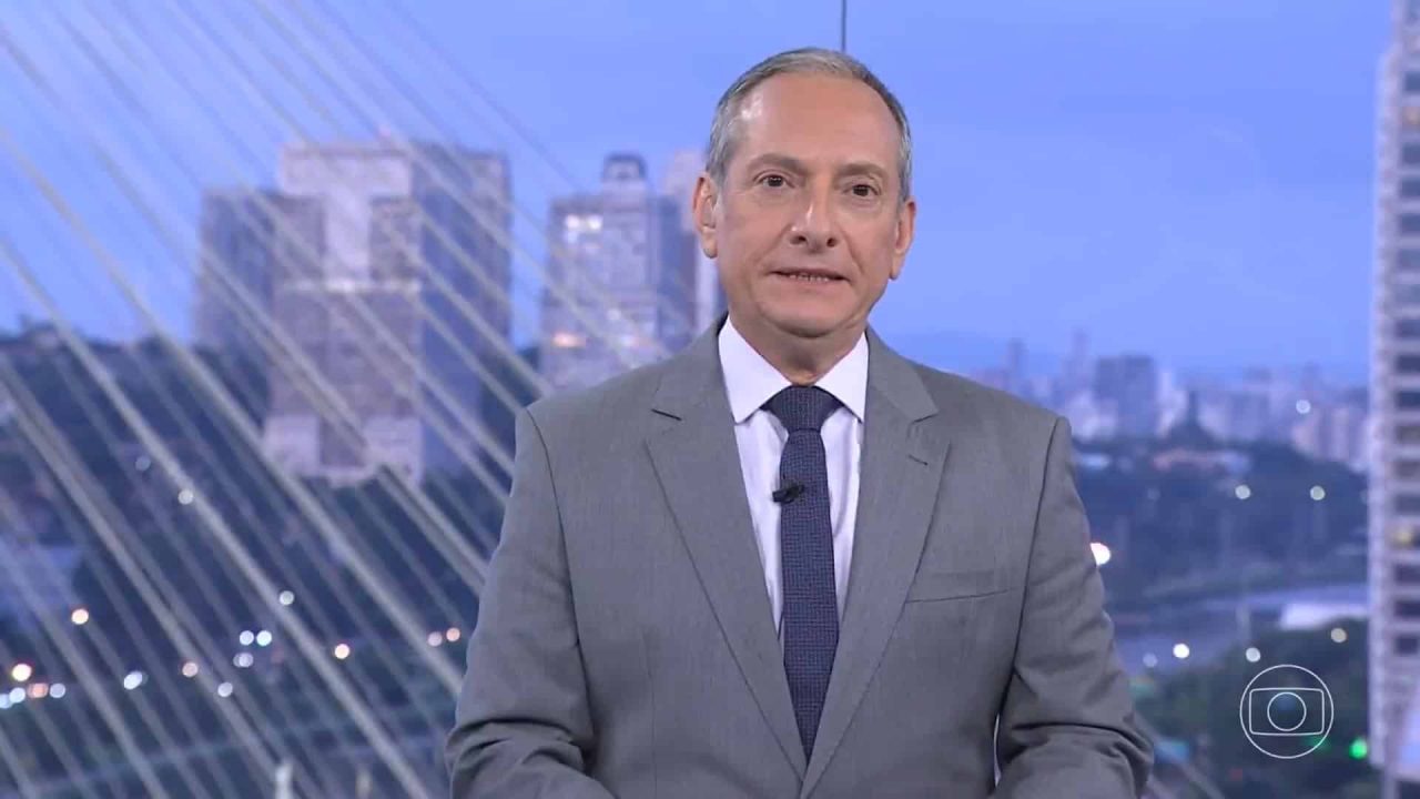 Foto do apresentador José Roberto Burnier no estúdio do SPTV