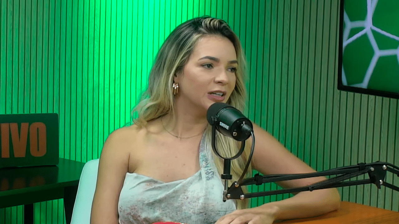 Josi Oliveira, atriz do Teste de Fidelidade, durante entrevista para um podcast