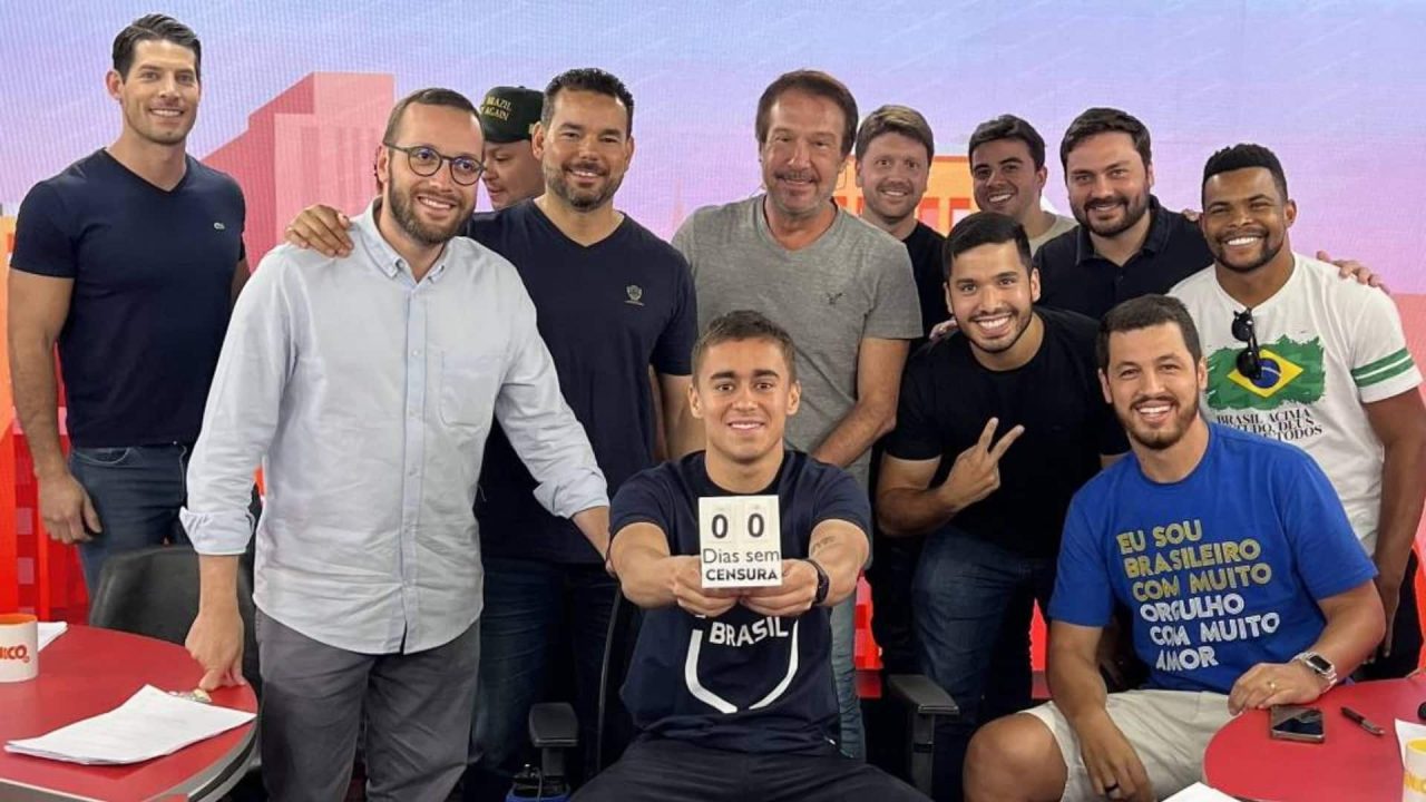 Foto da equipe do Pânico e do deputado Nikolas Ferreira na Jovem Pan