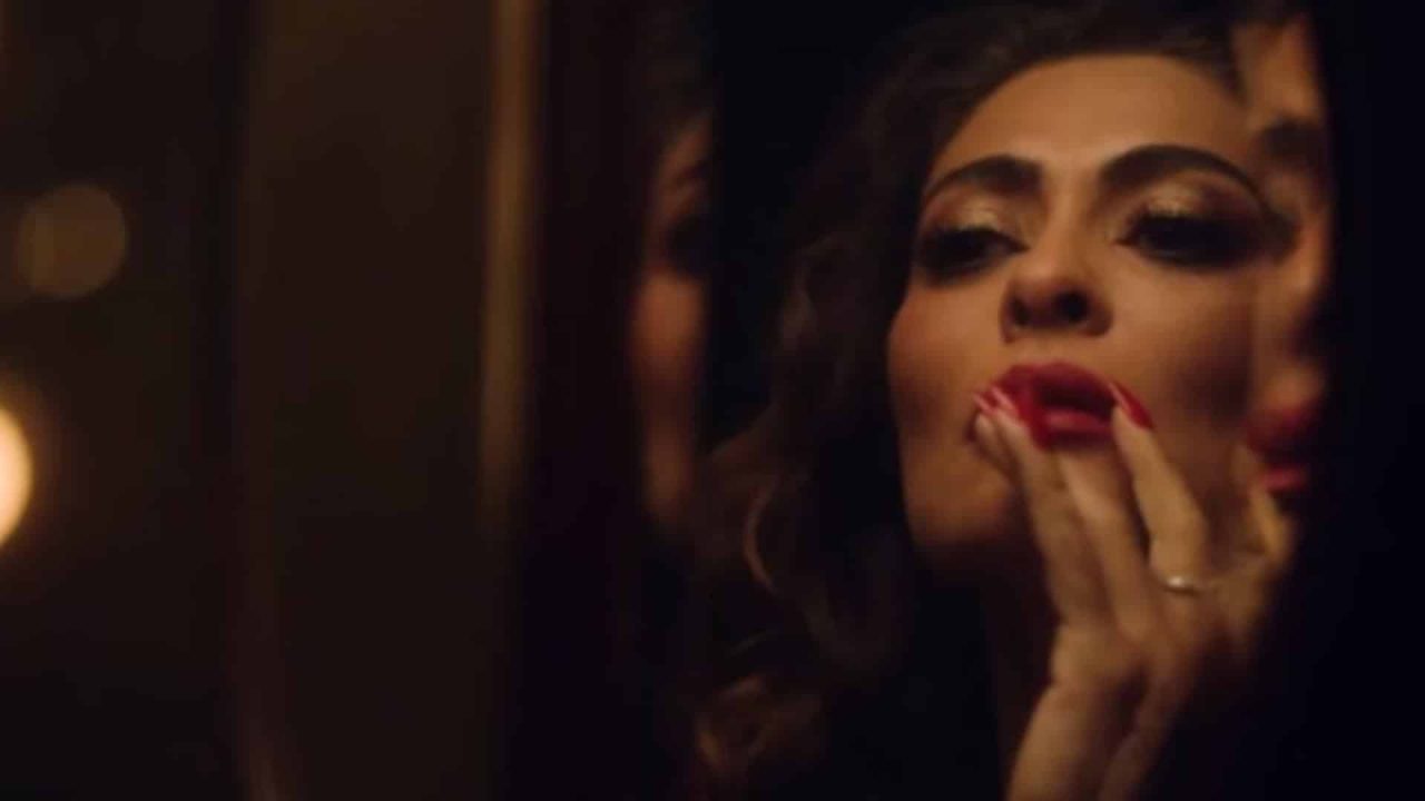 Juliana Paes em teaser da série Vida Bandida passando batom vermelho